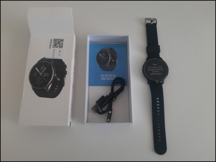 Handleiding en lader onderin de verpakking van de goedkope AliExpress smartwatch