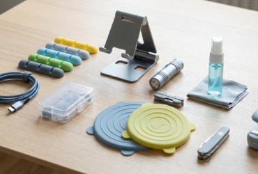 Diverse kleine gadgets zoals kabels, organizers en een telefoonstandaard op een tafel, illustratie bij artikel over 10 handige AliExpress‑producten onder €10 in 2026.
